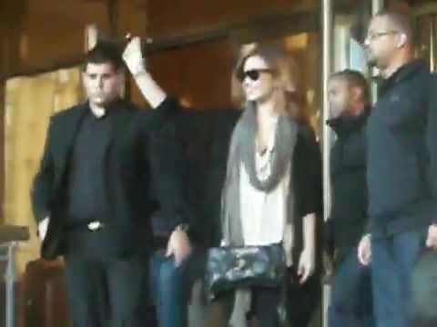 Demi Lovato Saludando en el hotel Radisson Uruguay 29_04_12 0083 Demi Lovato Saludando en el hotel Radisson Uruguay 29_04_12 0083