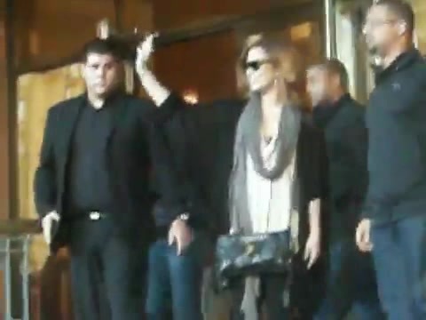 Demi Lovato Saludando en el hotel Radisson Uruguay 29_04_12 0091 Demi Lovato Saludando en el hotel Radisson Uruguay 29_04_12 0091