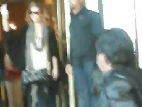 Demi Lovato Saludando en el hotel Radisson Uruguay 29_04_12 0120