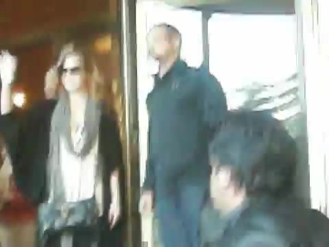 Demi Lovato Saludando en el hotel Radisson Uruguay 29_04_12 0127 Demi Lovato Saludando en el hotel Radisson Uruguay 29_04_12 0127
