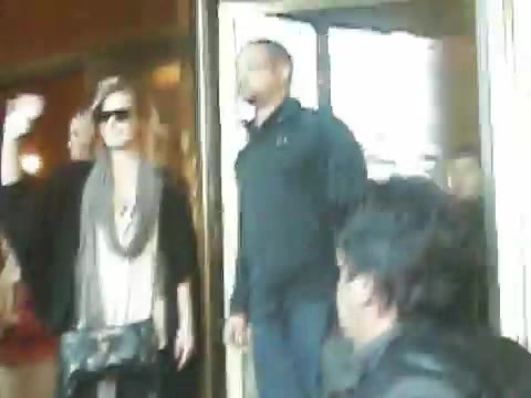 Demi Lovato Saludando en el hotel Radisson Uruguay 29_04_12 0128 Demi Lovato Saludando en el hotel Radisson Uruguay 29_04_12 0128