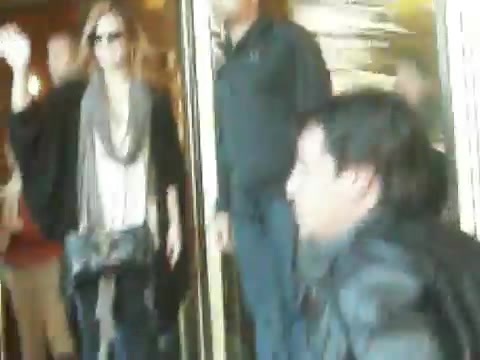 Demi Lovato Saludando en el hotel Radisson Uruguay 29_04_12 0136 Demi Lovato Saludando en el hotel Radisson Uruguay 29_04_12 0136