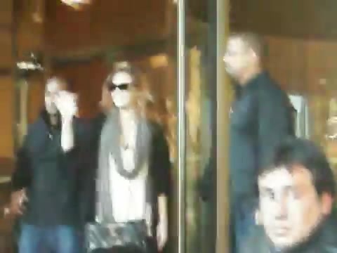 Demi Lovato Saludando en el hotel Radisson Uruguay 29_04_12 0197