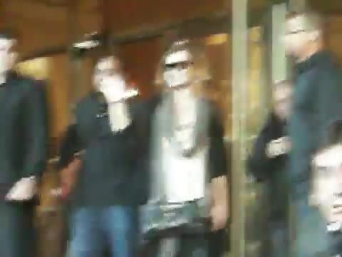 Demi Lovato Saludando en el hotel Radisson Uruguay 29_04_12 0207