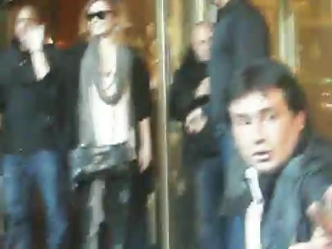 Demi Lovato Saludando en el hotel Radisson Uruguay 29_04_12 0221