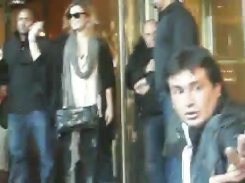 Demi Lovato Saludando en el hotel Radisson Uruguay 29_04_12 0223