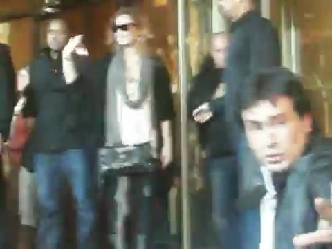 Demi Lovato Saludando en el hotel Radisson Uruguay 29_04_12 0225