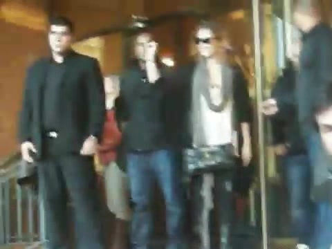 Demi Lovato Saludando en el hotel Radisson Uruguay 29_04_12 0237