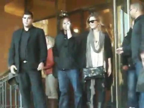 Demi Lovato Saludando en el hotel Radisson Uruguay 29_04_12 0247