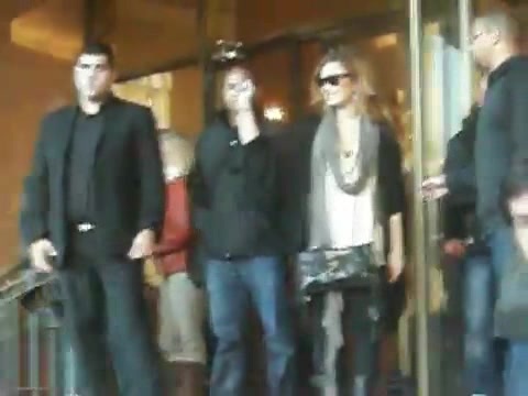 Demi Lovato Saludando en el hotel Radisson Uruguay 29_04_12 0248