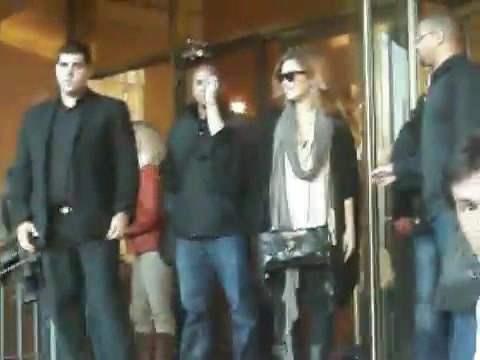 Demi Lovato Saludando en el hotel Radisson Uruguay 29_04_12 0251