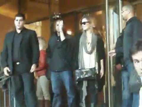 Demi Lovato Saludando en el hotel Radisson Uruguay 29_04_12 0254 - Demi Saludando en el hotel Radisson Uruguay