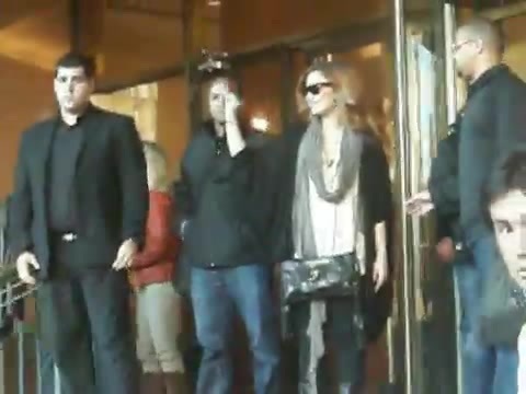 Demi Lovato Saludando en el hotel Radisson Uruguay 29_04_12 0260