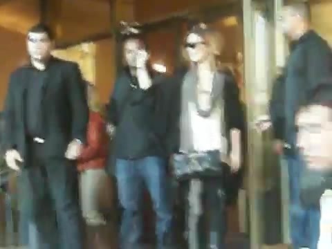 Demi Lovato Saludando en el hotel Radisson Uruguay 29_04_12 0264