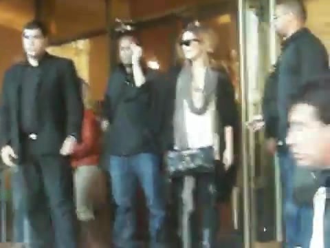 Demi Lovato Saludando en el hotel Radisson Uruguay 29_04_12 0265 - Demi Saludando en el hotel Radisson Uruguay