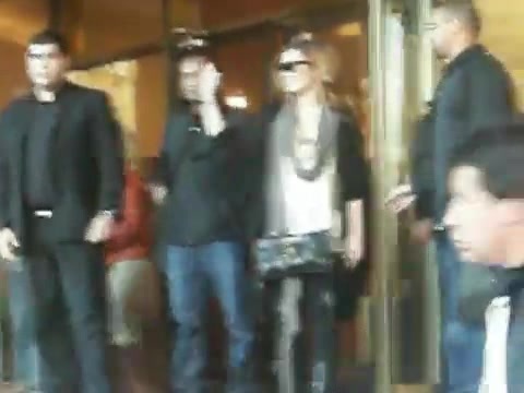 Demi Lovato Saludando en el hotel Radisson Uruguay 29_04_12 0269