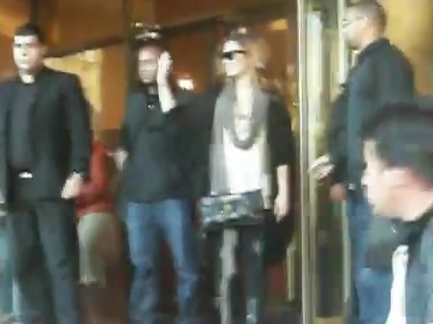 Demi Lovato Saludando en el hotel Radisson Uruguay 29_04_12 0270