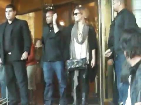 Demi Lovato Saludando en el hotel Radisson Uruguay 29_04_12 0277 - Demi Saludando en el hotel Radisson Uruguay