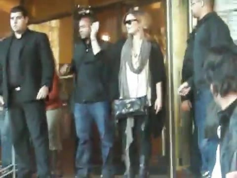 Demi Lovato Saludando en el hotel Radisson Uruguay 29_04_12 0278