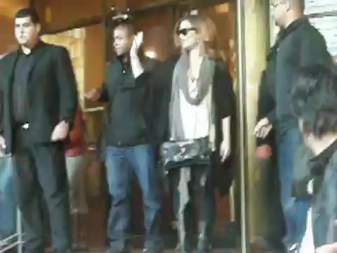 Demi Lovato Saludando en el hotel Radisson Uruguay 29_04_12 0280