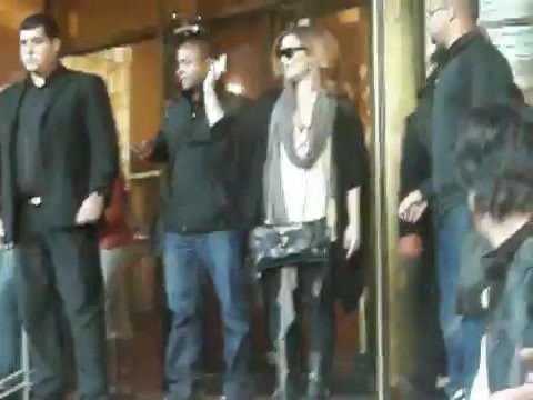 Demi Lovato Saludando en el hotel Radisson Uruguay 29_04_12 0281