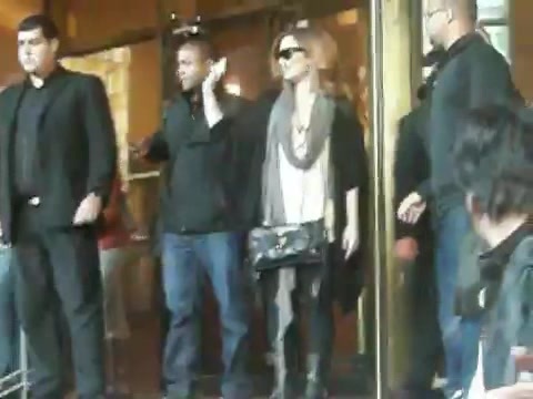 Demi Lovato Saludando en el hotel Radisson Uruguay 29_04_12 0283