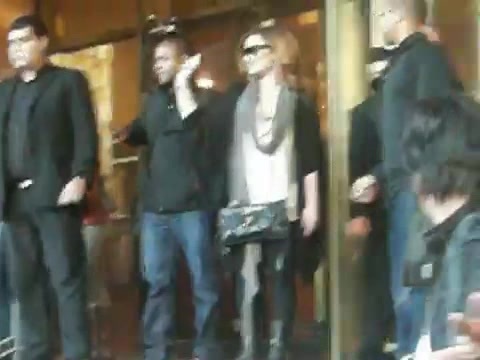 Demi Lovato Saludando en el hotel Radisson Uruguay 29_04_12 0285