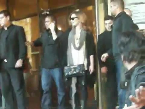 Demi Lovato Saludando en el hotel Radisson Uruguay 29_04_12 0290
