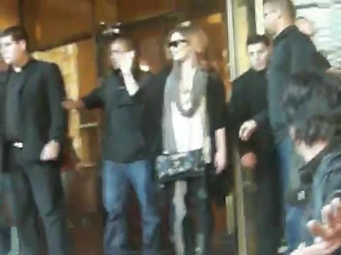 Demi Lovato Saludando en el hotel Radisson Uruguay 29_04_12 0291