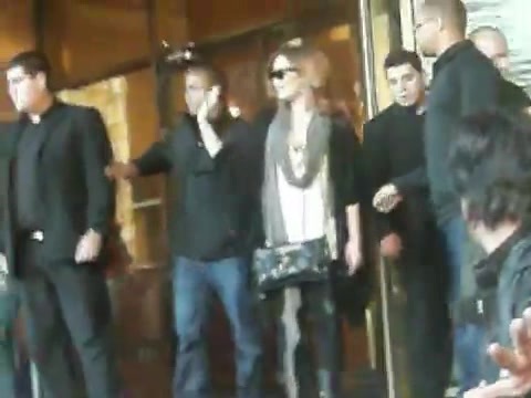 Demi Lovato Saludando en el hotel Radisson Uruguay 29_04_12 0295