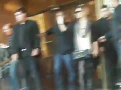 Demi Lovato Saludando en el hotel Radisson Uruguay 29_04_12 0300