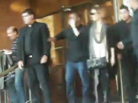 Demi Lovato Saludando en el hotel Radisson Uruguay 29_04_12 0301