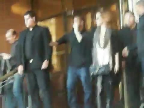 Demi Lovato Saludando en el hotel Radisson Uruguay 29_04_12 0303