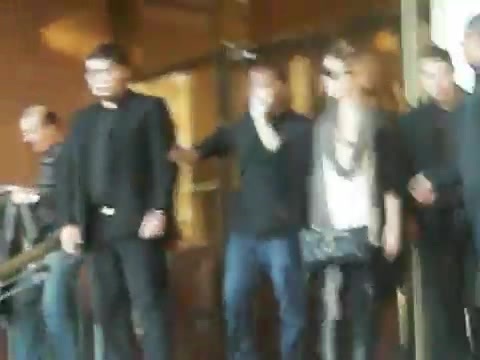 Demi Lovato Saludando en el hotel Radisson Uruguay 29_04_12 0305