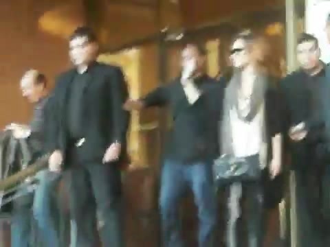 Demi Lovato Saludando en el hotel Radisson Uruguay 29_04_12 0306