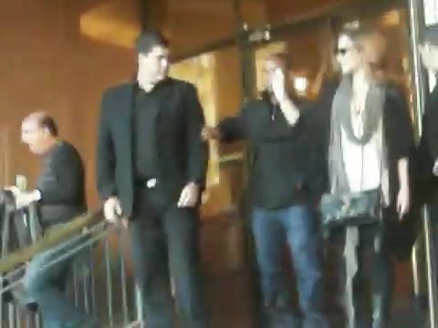 Demi Lovato Saludando en el hotel Radisson Uruguay 29_04_12 0329