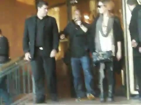 Demi Lovato Saludando en el hotel Radisson Uruguay 29_04_12 0338
