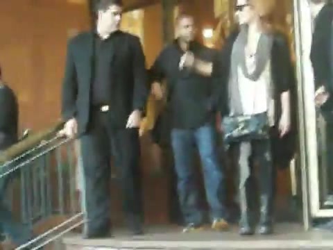 Demi Lovato Saludando en el hotel Radisson Uruguay 29_04_12 0342