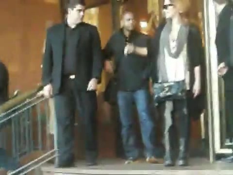Demi Lovato Saludando en el hotel Radisson Uruguay 29_04_12 0345