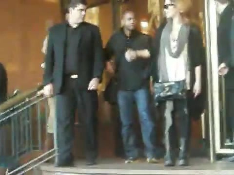Demi Lovato Saludando en el hotel Radisson Uruguay 29_04_12 0346