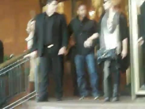 Demi Lovato Saludando en el hotel Radisson Uruguay 29_04_12 0351