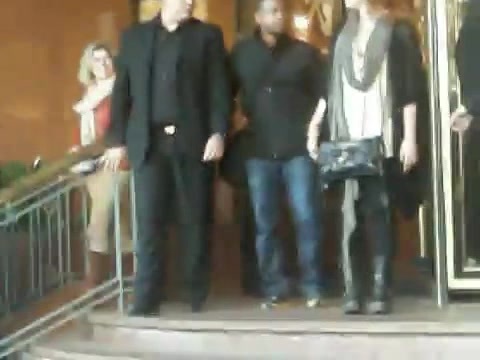 Demi Lovato Saludando en el hotel Radisson Uruguay 29_04_12 0357