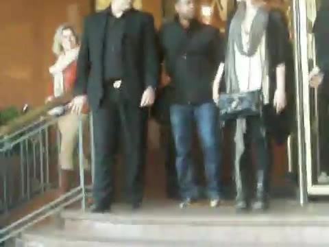 Demi Lovato Saludando en el hotel Radisson Uruguay 29_04_12 0359