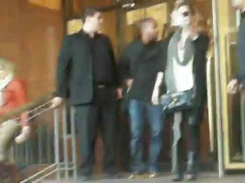 Demi Lovato Saludando en el hotel Radisson Uruguay 29_04_12 0412 Demi Lovato Saludando en el hotel Radisson Uruguay 29_04_12 0412