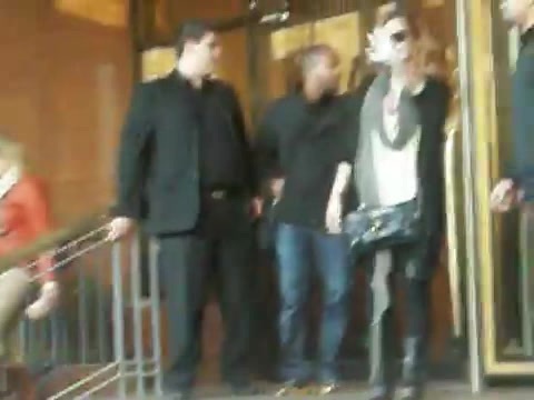 Demi Lovato Saludando en el hotel Radisson Uruguay 29_04_12 0413 Demi Lovato Saludando en el hotel Radisson Uruguay 29_04_12 0413