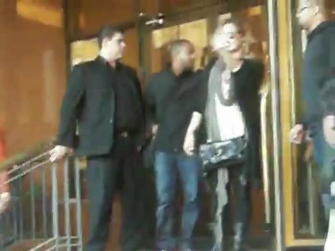 Demi Lovato Saludando en el hotel Radisson Uruguay 29_04_12 0422