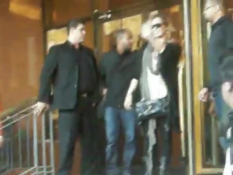 Demi Lovato Saludando en el hotel Radisson Uruguay 29_04_12 0423 Demi Lovato Saludando en el hotel Radisson Uruguay 29_04_12 0423