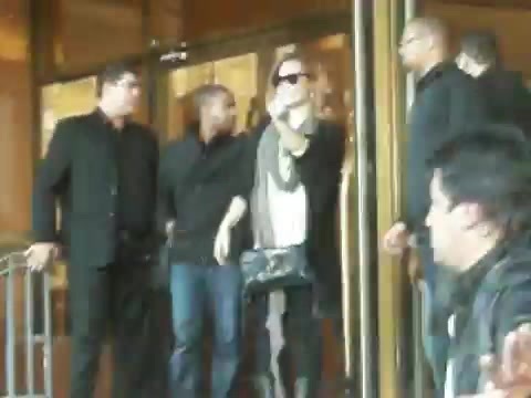 Demi Lovato Saludando en el hotel Radisson Uruguay 29_04_12 0431
