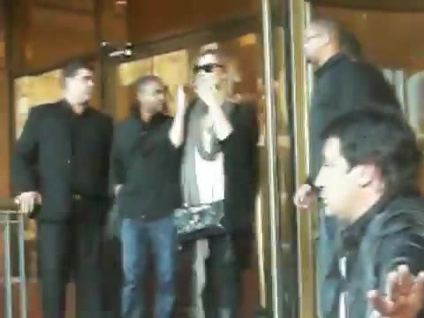 Demi Lovato Saludando en el hotel Radisson Uruguay 29_04_12 0446 Demi Lovato Saludando en el hotel Radisson Uruguay 29_04_12 0446