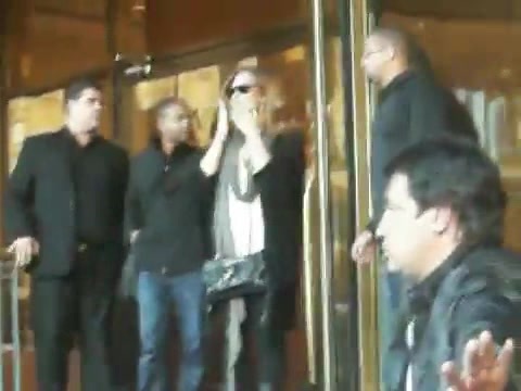 Demi Lovato Saludando en el hotel Radisson Uruguay 29_04_12 0449 Demi Lovato Saludando en el hotel Radisson Uruguay 29_04_12 0449